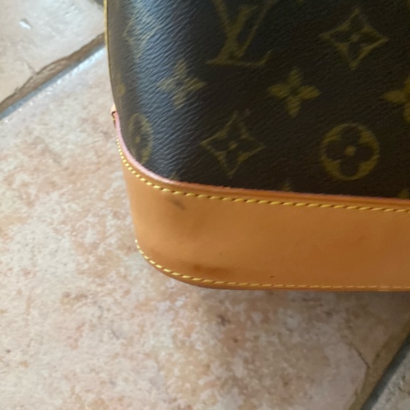 TRENDING Maxi Bags: Louis Vuitton Alma Voyage - Picture 6 of 16